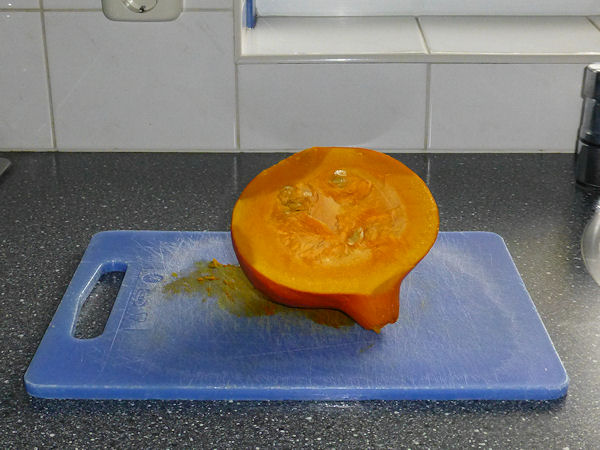 Pompoen doormidden snijden