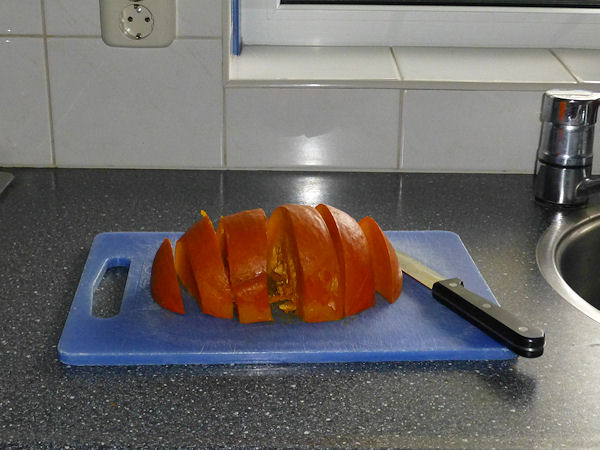 Pompoen in plakken snijden