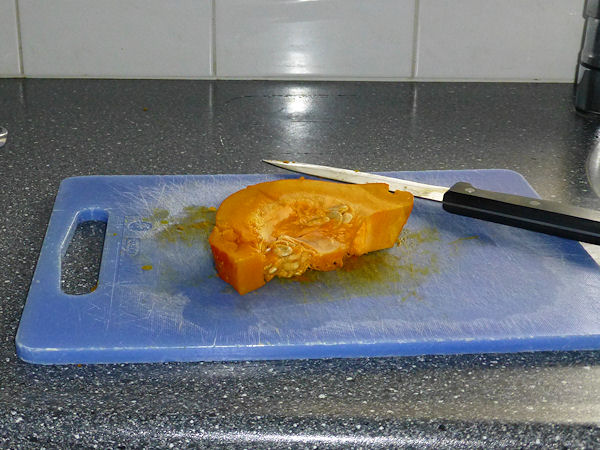Pompoen draden en pitten verwijderen