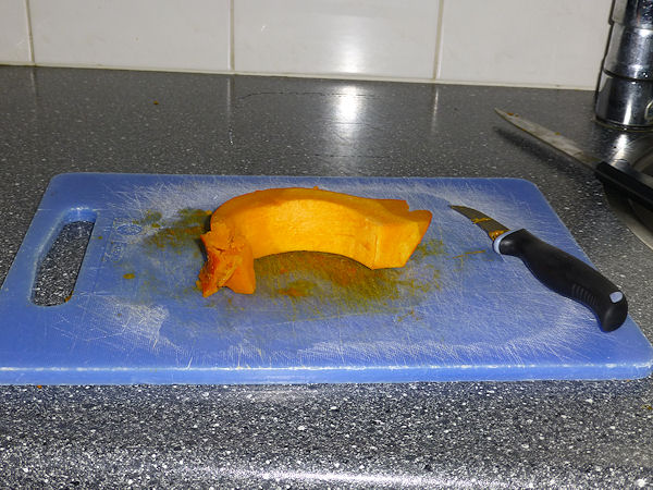 Pompoen draden en pitten zijn verwijderd
