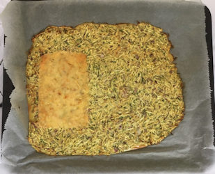 Courgette koek met 1 plak kaas in oven