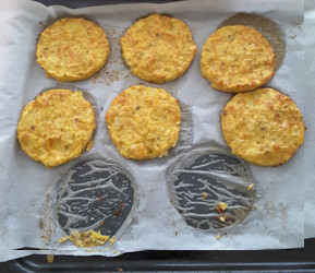 Courgette koekjes met garneerring gemaakt in oven