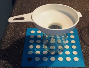 De vultechter zet ik op een schoon glas tijdens wisselen van de potten