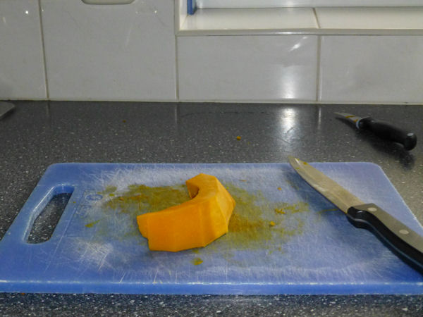 Pompoenschil naar wens verwijderen (niet nodig voor soep)